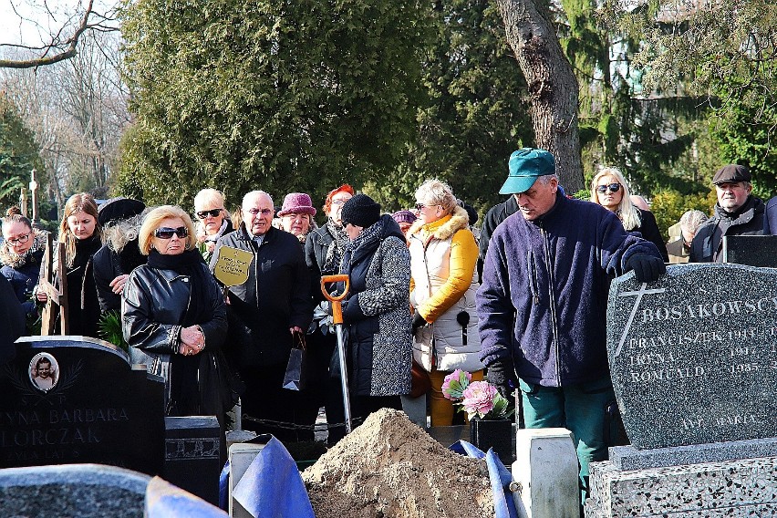 Pogrzeb Cezarego Mocka, bohatera "Sanatorium miłości". Jacek Kurski na pogrzebie. Tłumy towarzyszyły łodzianinowi w jego ostatniej drodze