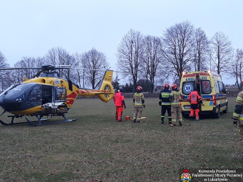 Powiat lubartowski: Mężczyzna wyczołgał się z rozbitego auta. Do szpitala zabrał go helikopter. Zobacz