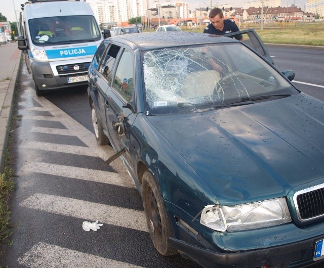 Kierowca skody potrącił dwie osoby, porzucił auto i uciekł. Policjanci go złapali