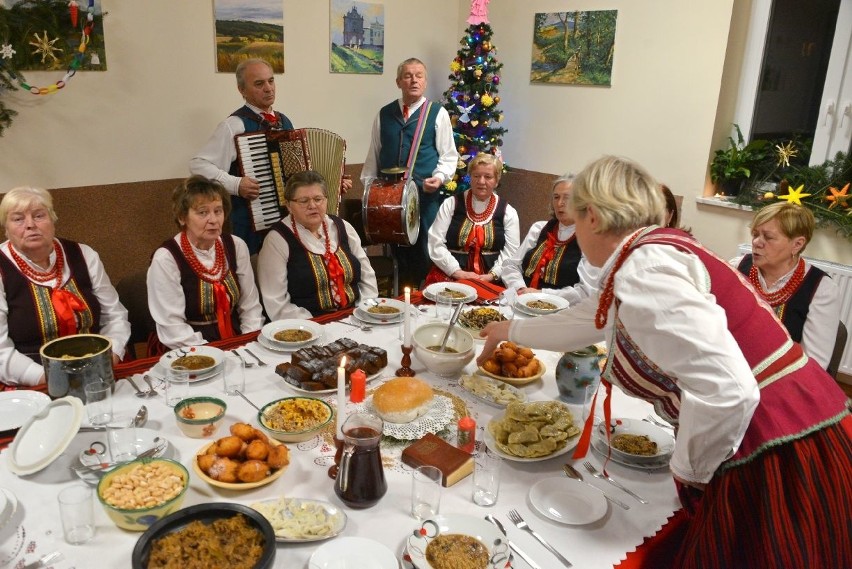 Tak dawniej Bóg się rodził w Górach Świętokrzyskich. Tradycyjna wigilia Chełmowianek w Rudkach (WIDEO, ZDJĘCIA)