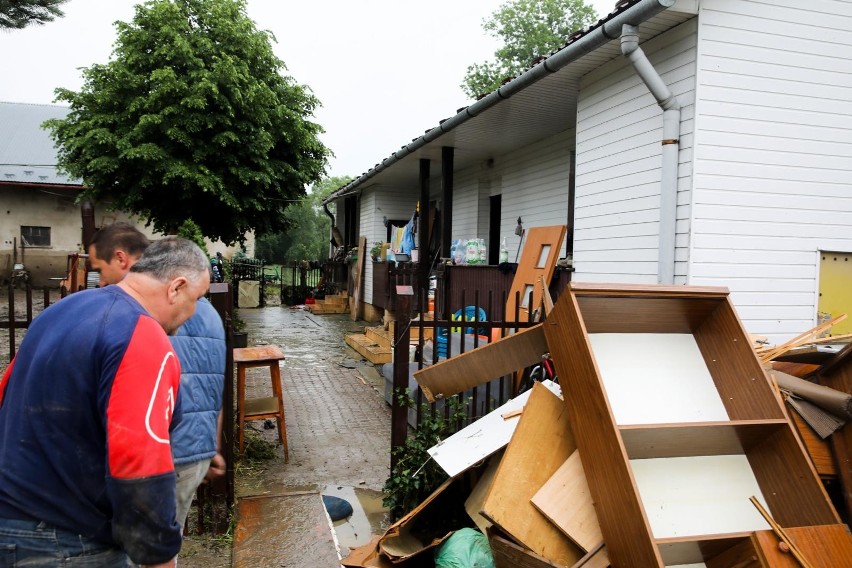 Powódź w Łapanowie. Powodzianie liczą straty i robią remonty. Tylko wieczorami, po całym dniu, pozwalają sobie na łzy bezsilności [REPORTAŻ]