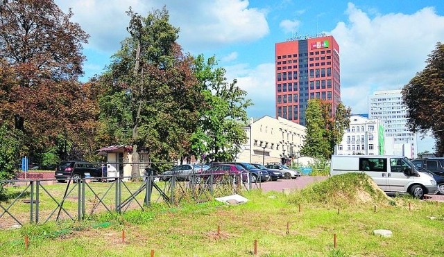 To na tej działce najpóźniej do kwietnia 2010 r. miał stanąć hotel należący do sieci Hilton.