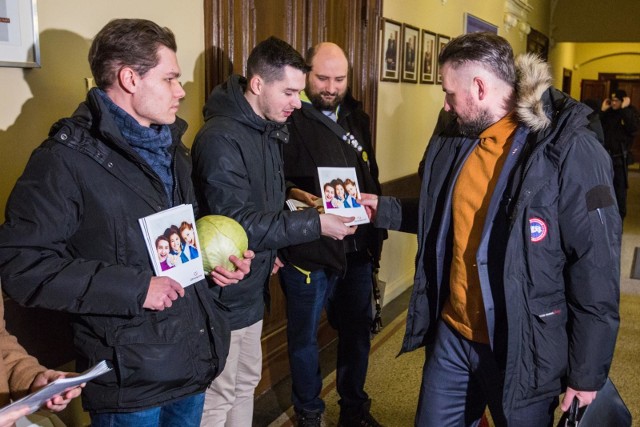 Happening "Nie wyszliśmy z kapusty" przed sesją Rady Miasta Gdańska, czwartek 25 stycznia 2018 (25.01.2018)