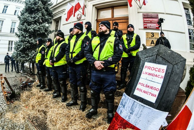 Policja użyła gazu podczas strajku rolników w Bydgoszczy. Do zajścia doszło przed urzędem wojewódzkim