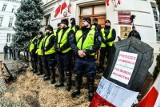 Protest rolników w Bydgoszczy. Tak doszło do użycia gazu przed urzędem wojewódzkim