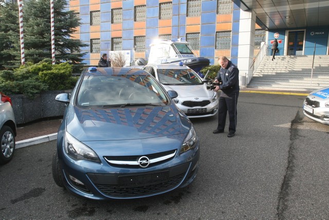 Wśród nowych samochodów policji są zarówno egzemplarze w policyjnych barwach, jak i nieoznakowane