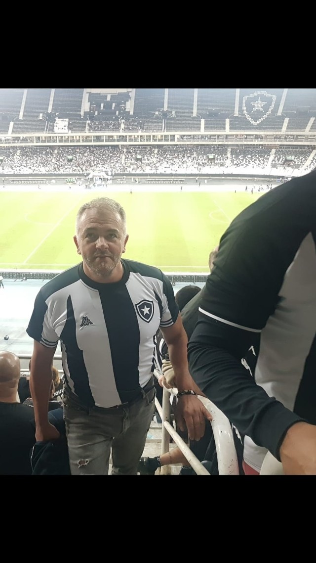 Jarosław Pawlak w koszulce słynnego Botafogo na stadionie w Rio de Janeiro