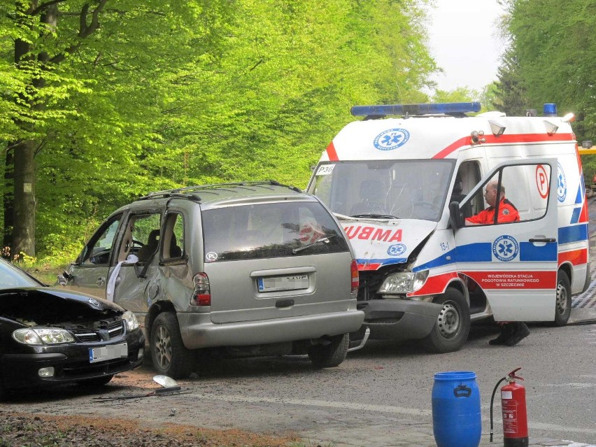 Wypadek pod Koszalinem. Karetka zderzyła się z dwoma autami.