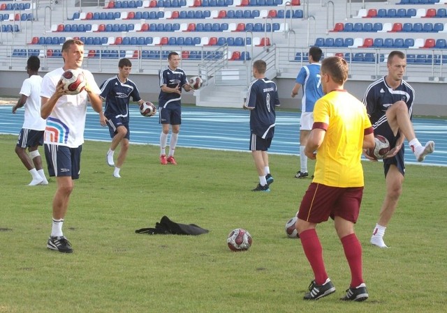 Piłkarze Broni Radom w środę trenowali na nowym stadionie.