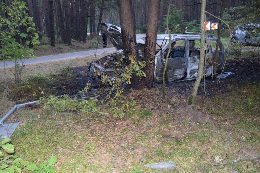 Pijany kierowca uderzył w drzewo, auto stanęło w płomieniach