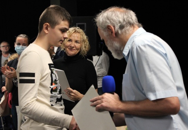 Dymitry Pylyp (z lewej) przyjmuje gratulacje od Witalisa Sapisa