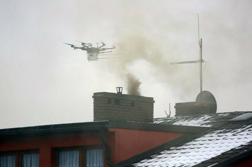 Specjalistyczny dron, badający, co spalają w piecach...