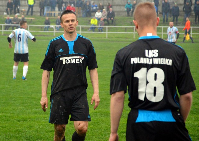 Mariusz Gałgan, mimo upływu lat, wciąż wspiera zespół Strumienia Polanka na boisku.