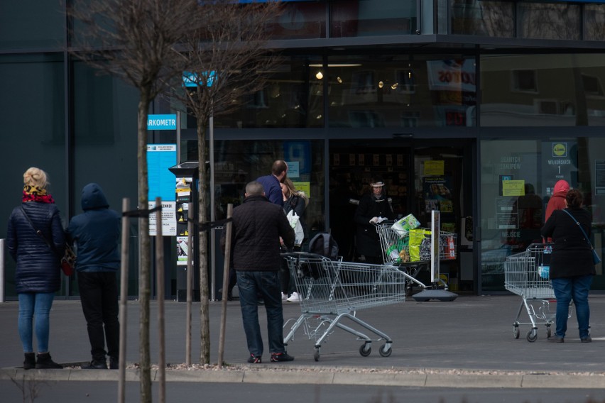 Tak wyglądała sytuacja przed jednym z poznańskich marketów w...