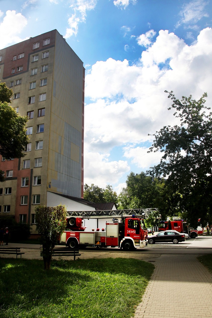 Nowy Sącz. Alarm na osiedlu Gołąbkowice. Strażacy forsowali drzwi mieszkania w wieżowcu
