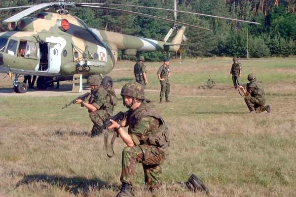 Ćwiczebny desant żołnierzy na poligonie w Nowej Dębie.