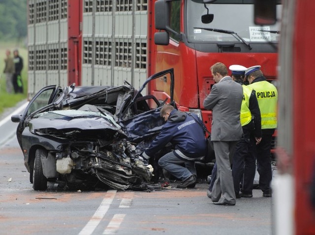 Głównymi przyczynami tych tragedii są: przekroczenie dozwolonej prędkości i niedostosowanie jej do warunków drogowych