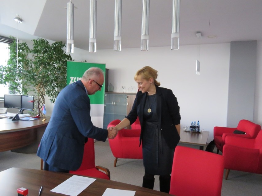 Umowę o wspólpracy podpisali: dr Bogumiła Powichrowska,...