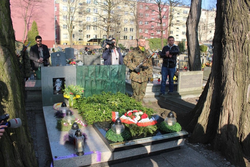 Na cmentarzu przy ul. Sienkiewicza w Katowicach, przy grobie...