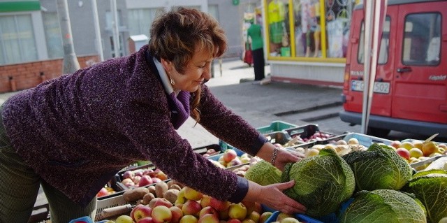 Maria Lubczyńska od ponad 20 lat sprzedaje w centrum Gorzowa warzywa i owoce. - Niestety, drożeją. Do świąt zapłacimy za nie o jakieś 20 proc. więcej - szacuje.