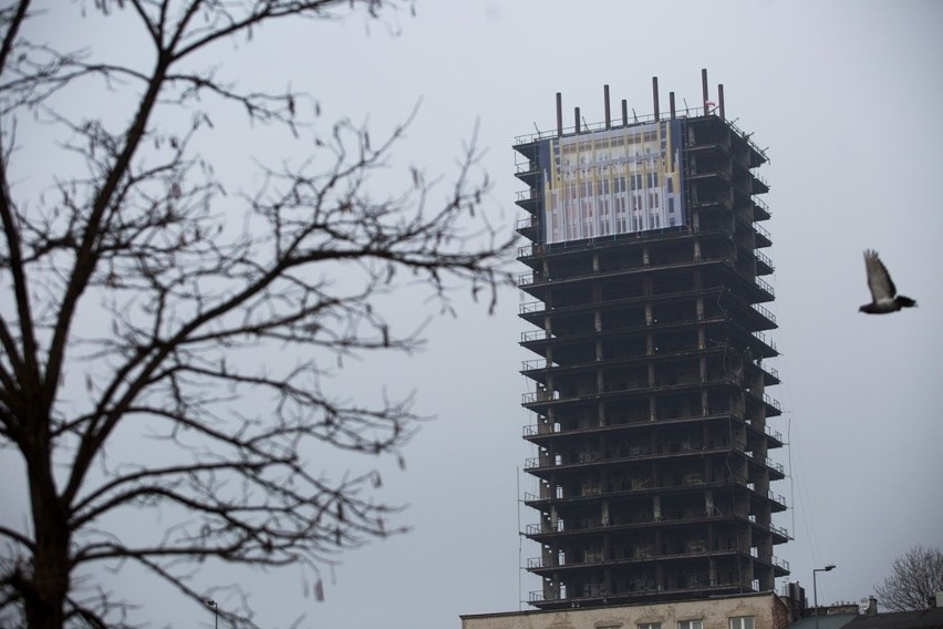Rozpoczęli opakowywanie krakowskiego „szkieletora”. Po Nowym Roku budynek zostanie wypatroszony 