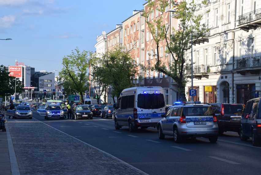 Wypadek na Sienkiewicza: BMW potrąciło pieszego przy przystankach obok Białówny (zdjęcia)