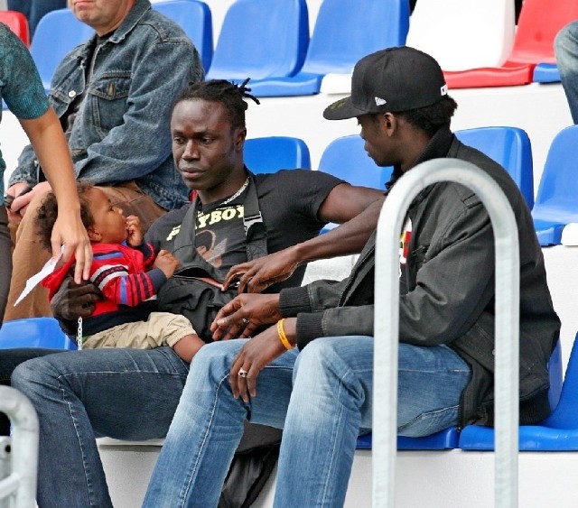 Mouhamadou Fall (z lewej) był w sobotę wraz z synem na meczu Broni