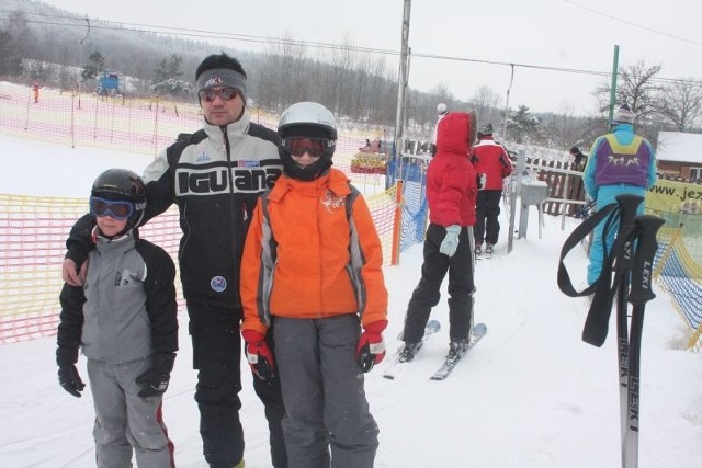 Grzegorz Kociński z synami Bartkiem i Kamilem z Kielc spędzają dzień na nartach w Tumlinie.