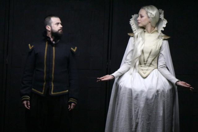 W ramach Festiwalu Grudziądzka Wiosna Teatralna na scenie Teatr Polski z Bielska - Białej wystawił spektakl "Królowa Margot. Wojna skończy się kiedyś" w reżyserii Wojciecha Farugi.