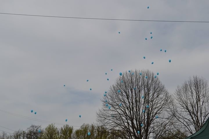 Niebieski festyn w Sosnowcu. Zabawa dla całych rodzin dzieci zmagających się z autyzmem ZDJĘCIA