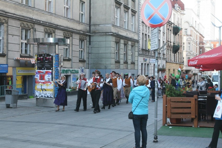 Barwny korowód na Mariackiej w Katowicach. Trwa Studencki...