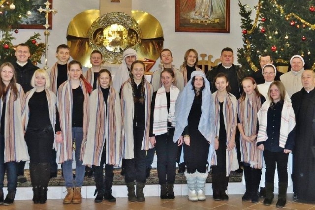 Uczestnicy spektaklu jasełkowego wraz ze swoimi opiekunami oraz duchownymi z Parafii na tarnobrzeskim osiedlu Dzików.