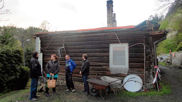 Po uprzątnięciu spalenizny z domu Barbary i Piotra Galonów (stoją w środku) sterczą kikuty kominów