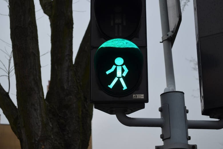 Na wielu skrzyżowaniach zielone światło dla pieszych była...