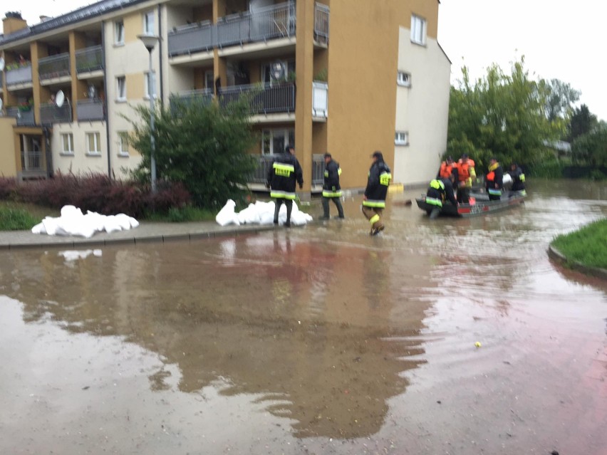 Ulewy w Małopolsce. Kraków zalany, mieszkańcy walczą z żywiołem [NA ŻYWO]