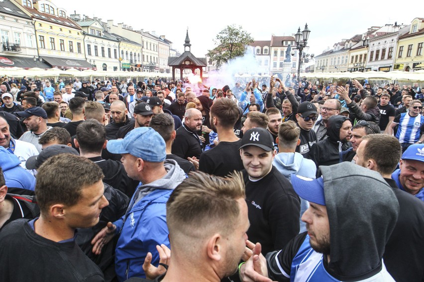 Wielka feta na rzeszowskim Rynku! Kibice Stali Rzeszów świętują awans do Fortuna 1 Ligi [ZDJĘCIA]