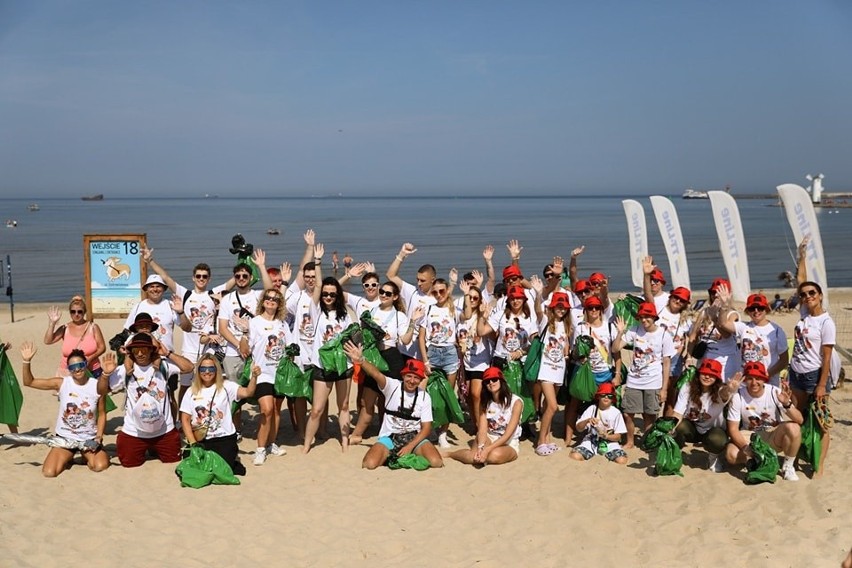 Wolontariusze z całej Polski sprzątali plażę w Świnoujściu.