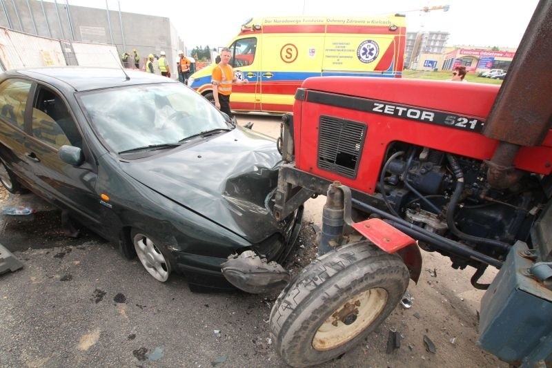 Zderzenie ciągnika z samochodem w Kielcach