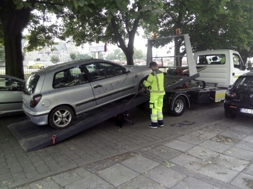 Auto, w którym koczowali bezdomni, w końcu odholowano ze Starego Miasta [ZDJĘCIA] 