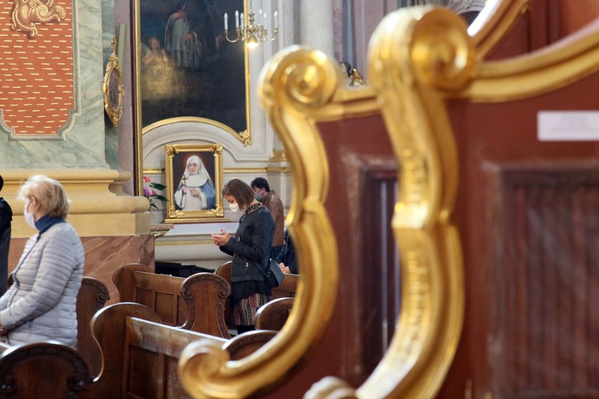 Więcej wiernych w kościołach po złagodzeniu ograniczeń. W archikatedrze lubelskiej na mszy św. było ok. trzydzieści osób