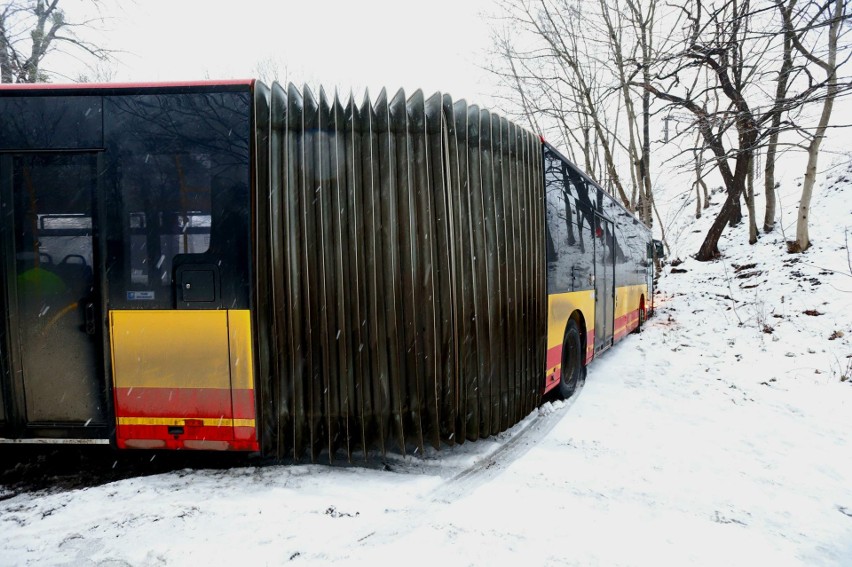 Wypadek autobusu MPK na ul. Mościckiego we Wrocławiu...