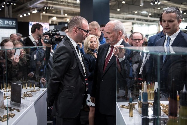 Minister Antoni Macierewicz na stoisku spółki Mesko rozmawia z prezesem firmy Mariuszem Kolankowskim. 