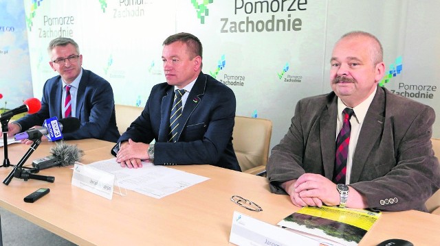 Organizatorzy zapraszają na targi . Od lewej: Wiktor Tołoczko z ZODR w Barzkowicach, Jarosław Rzepa z zarządu województwa i Jaromir Palusiński, dyrektor ZODR.