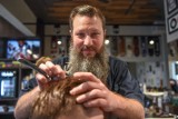 Barber Adam Szulc: Brakuje mi ciachania nożyczkami i szumu suszarek. Strzyżenie i golenie pomaga przy życiowych zawirowaniach