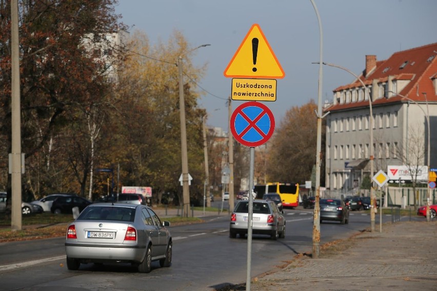 Ulica Gajowicka - uszkodzona nawierzchnia jezdni.