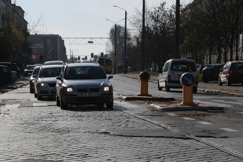 Ulica Gajowicka - uszkodzona nawierzchnia jezdni.