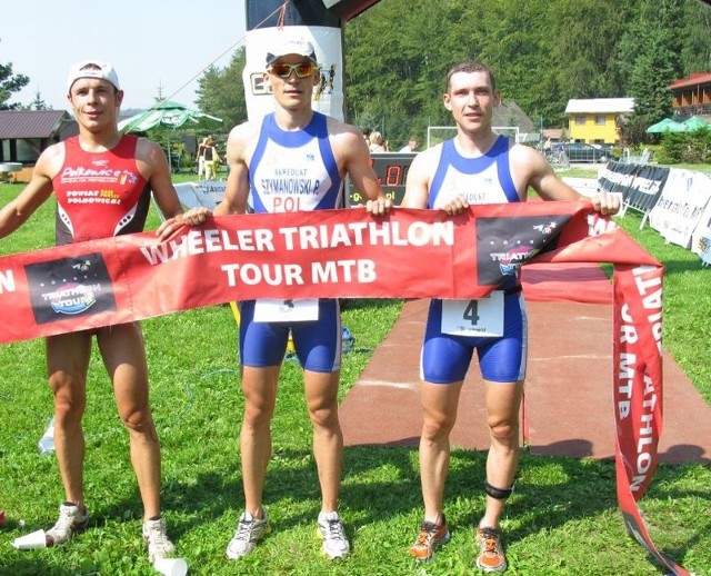 Przemysław (w środku) wygrał wielki finał Wheeler Grand Prix Tour MTB w crosstriathlonie, który odbył się w Ostrzycach. A trzeci w ostatnich zawodach był Dominik (z prawej).