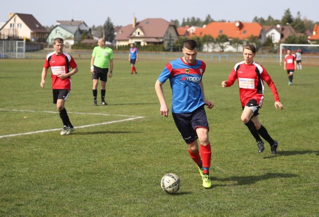 Piłkarze KS Wasilków (niebieskie koszulki) walczą z Warmią Grajewo o awans do trzeciej ligi