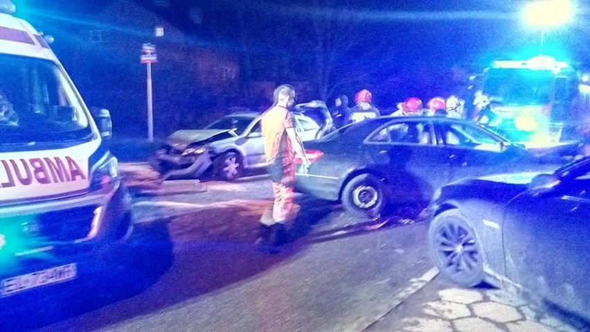 Groźny wypadek na Wiskitnie. Zderzyły się trzy samochody: renault, bmw i mercedes