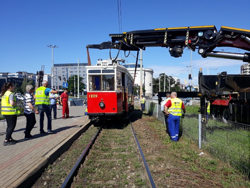 Wykolejenie zabytkowego tramwaju na pl. Strzegomskim. Potężne utrudnienia